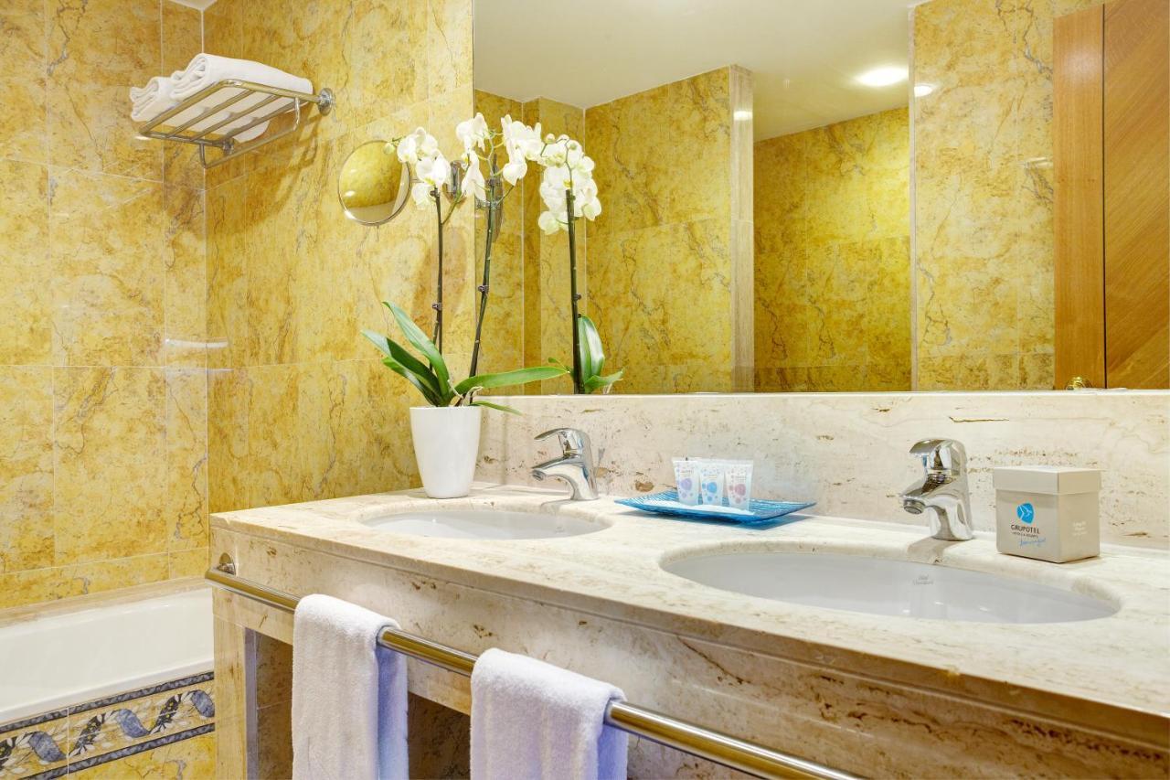 Apartamento con 1 dormitorio y vistas laterales al mar