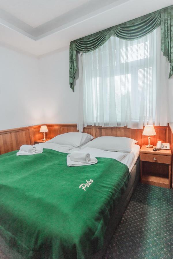 Doppel- oder Zweibettzimmer
