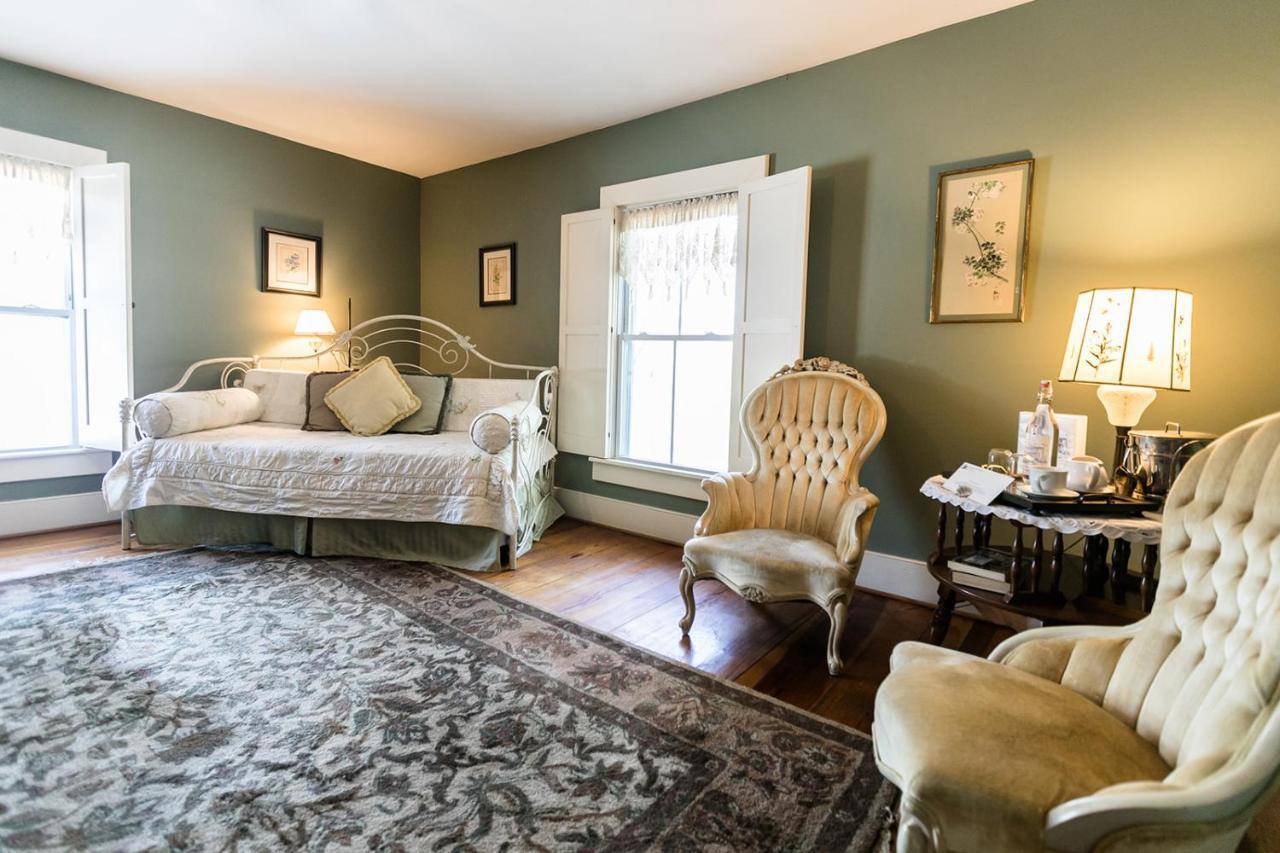Deluxe Queen Suite