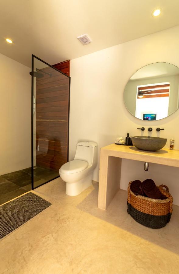 Quarto com Cama King-size e Vista da Piscina