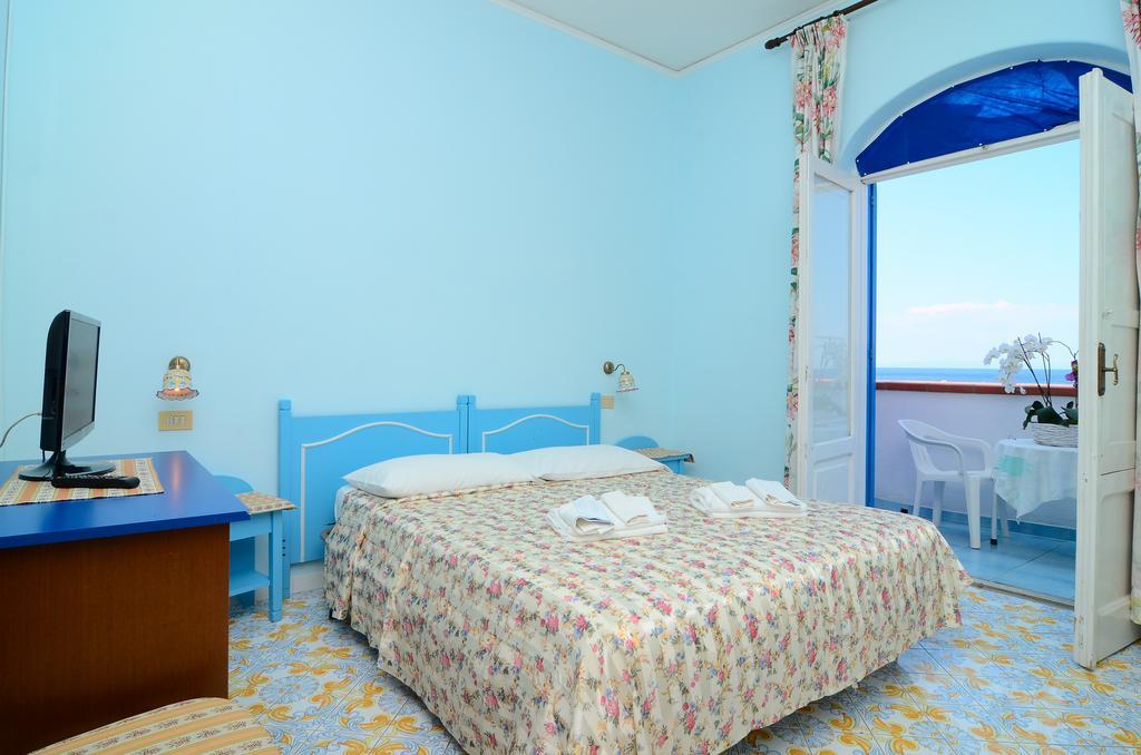Camera Matrimoniale/Doppia con Letti Singoli con Vista Mare Parziale