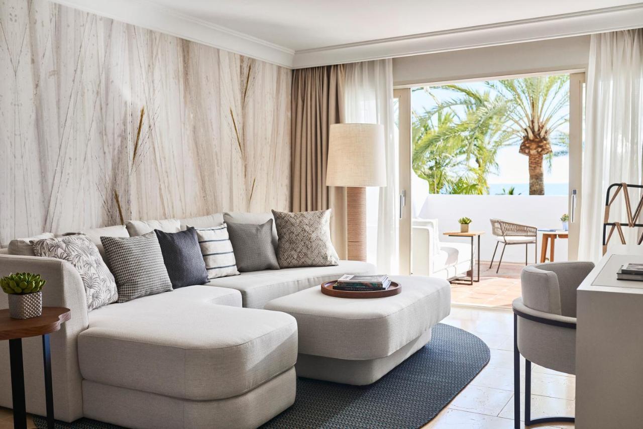 Deluxe Junior Suite mit Doppelbett und seitlichem Meerblick