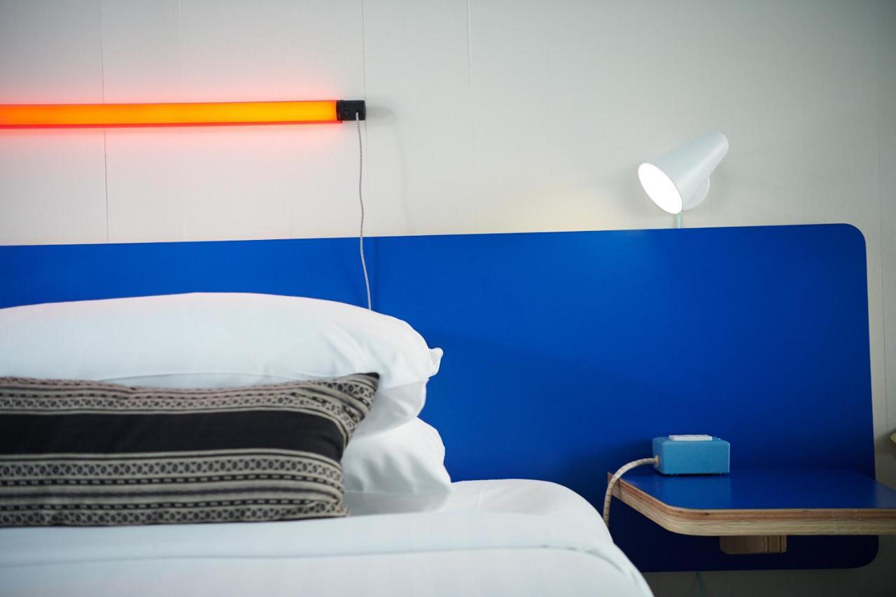 Quarto com Cama King-size e Vista da Piscina