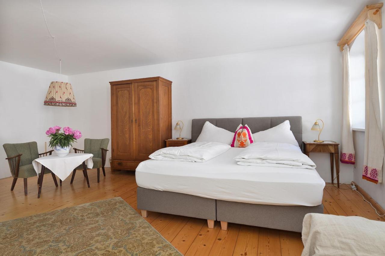 Habitación Cuádruple Económica con ducha y aseo compartidos - Sin vistas al lago
