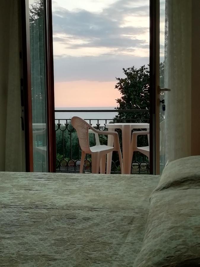 Camera Matrimoniale con Balcone e Vista Mare