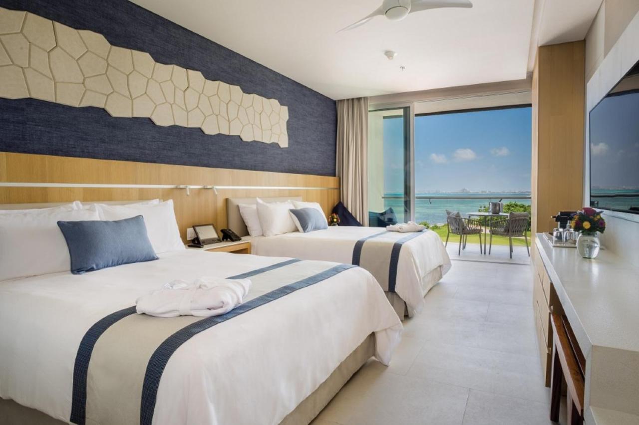 Alojamiento Deluxe con 2 camas grandes y vistas al mar y al campo de golf