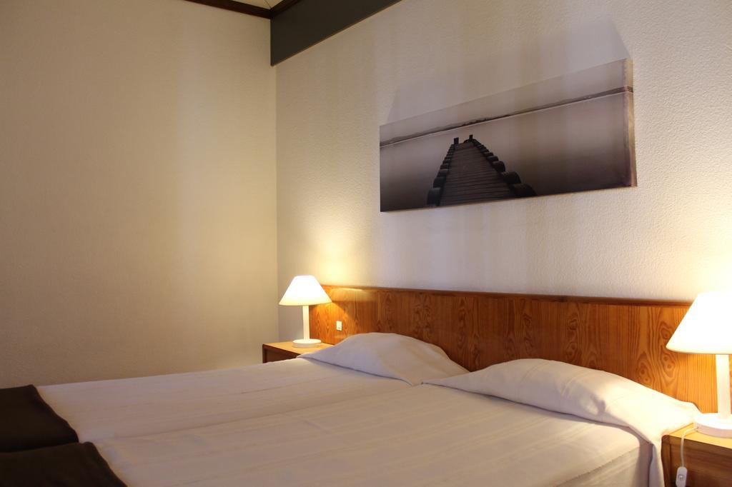Quarto com 2 Camas de Solteiro