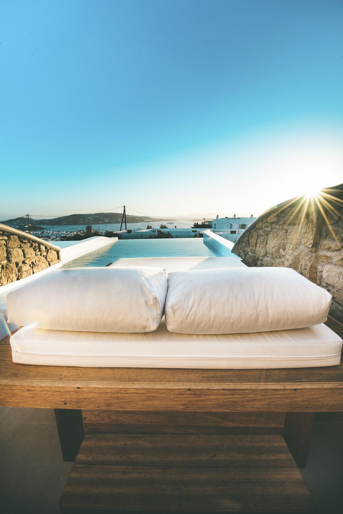 Honeymoon Suite with Outdoor Heated Private Pool and Hot Tub