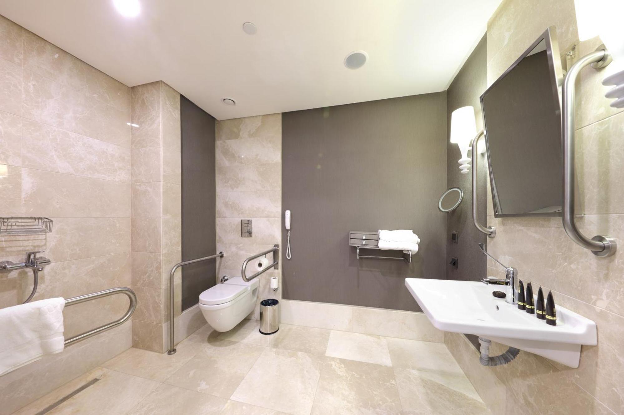 Deluxe Room with Land and Golf View