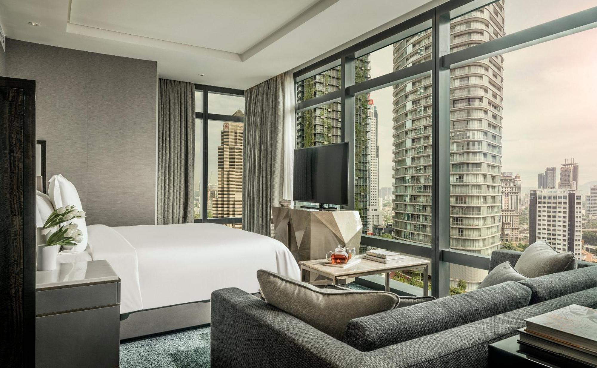 Habitación con cama extragrande y vistas a la ciudad
