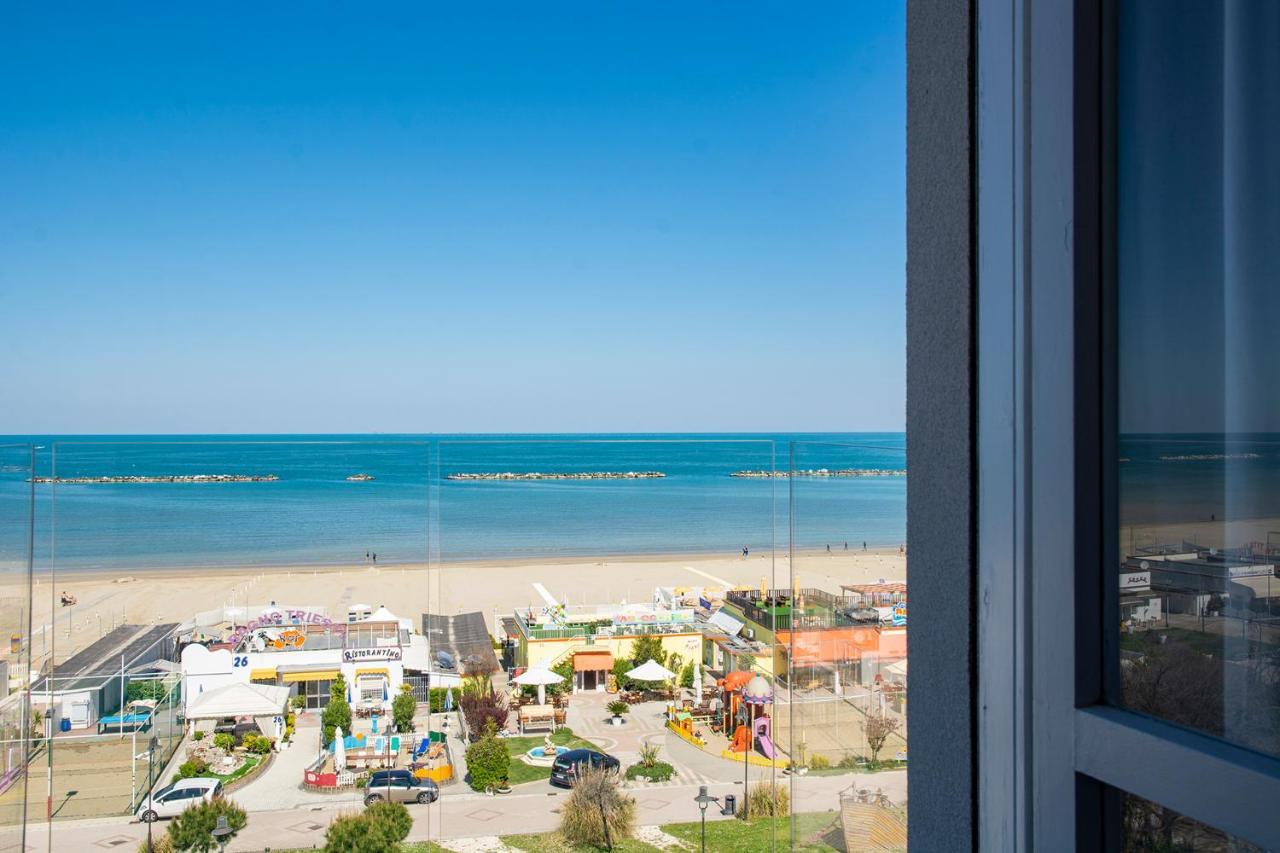 Dreibettzimmer mit Balkon und Meerblick