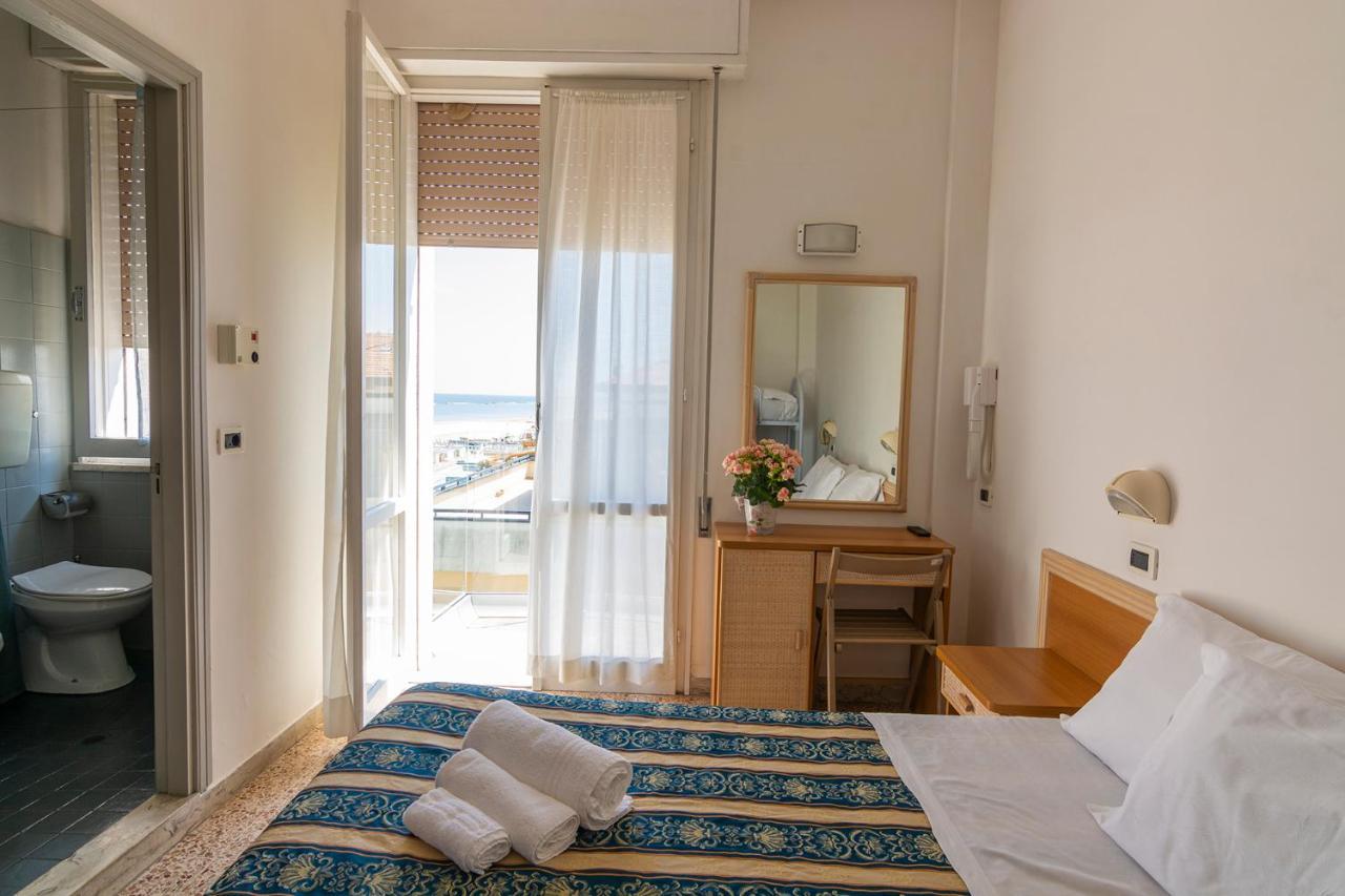 Vierbettzimmer mit Balkon