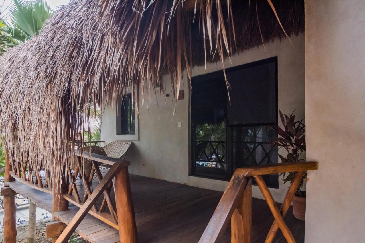 Alojamiento estándar con 2 camas dobles situado junto a la piscina