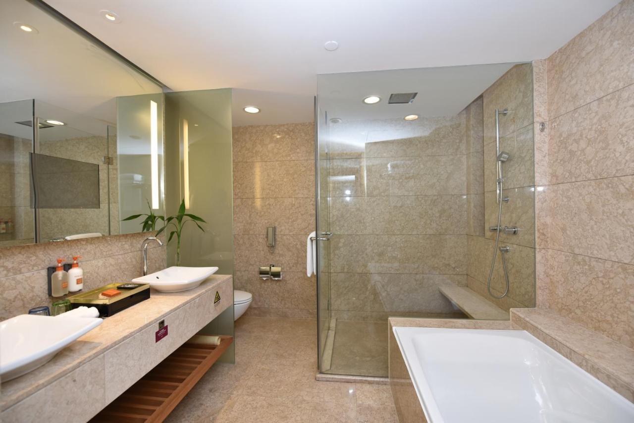 One-Bedroom Suite Lounge Access
