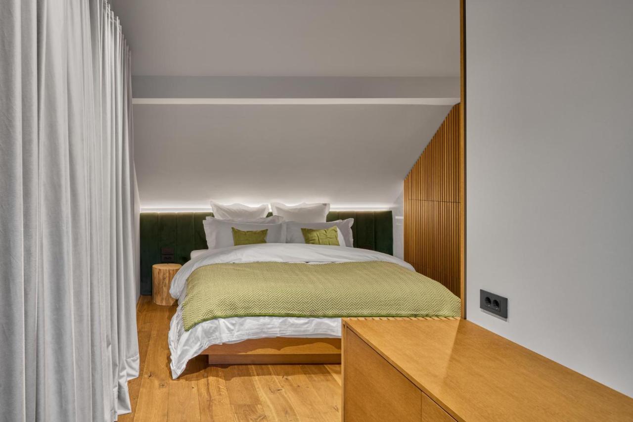 Kamer met Kingsize Bed en Uitzicht op Meer