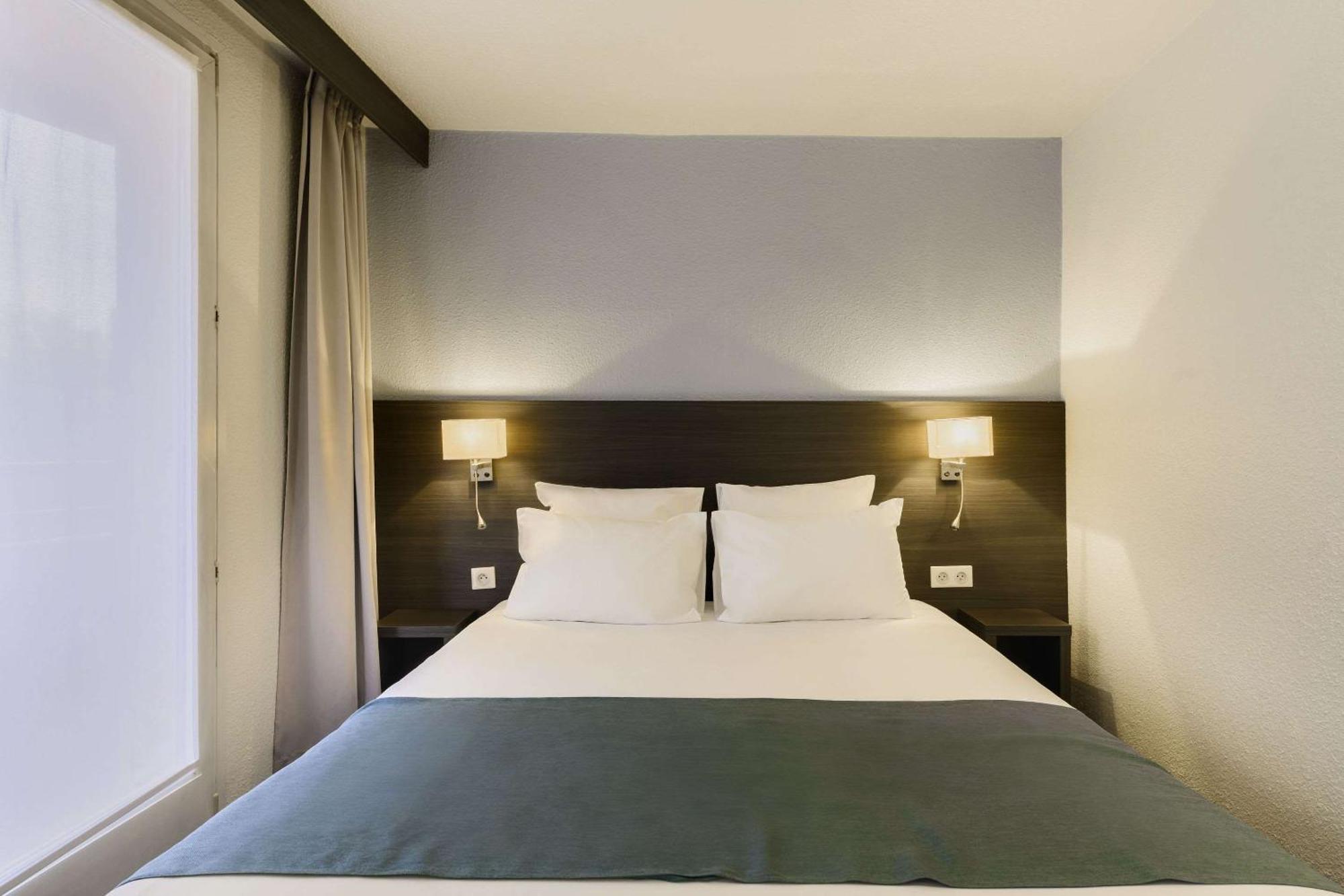Zimmer mit 1 Doppelbett und 2 Einzelbetten
