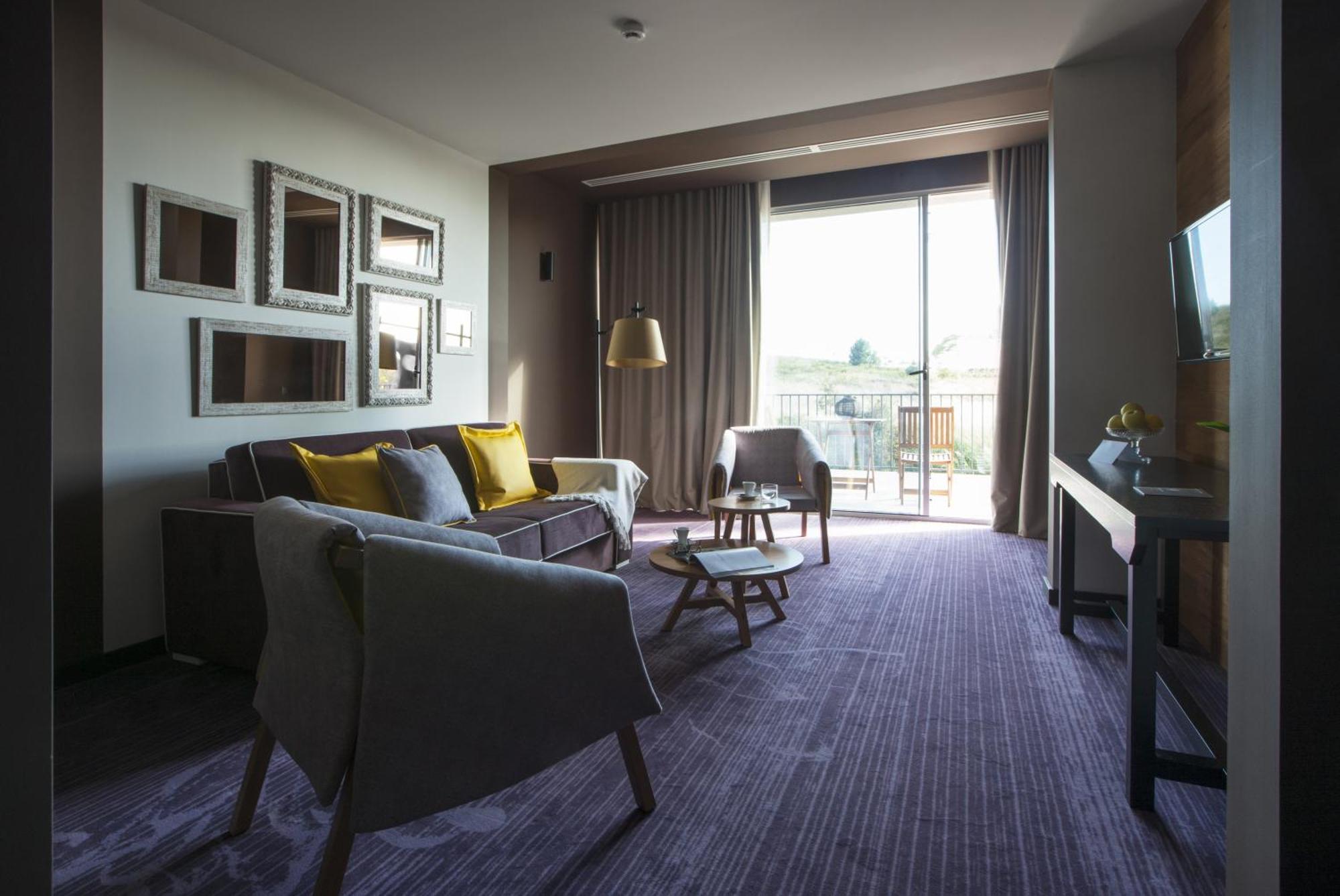 Deluxe Queen Suite with Balcony,712570597:JPEG