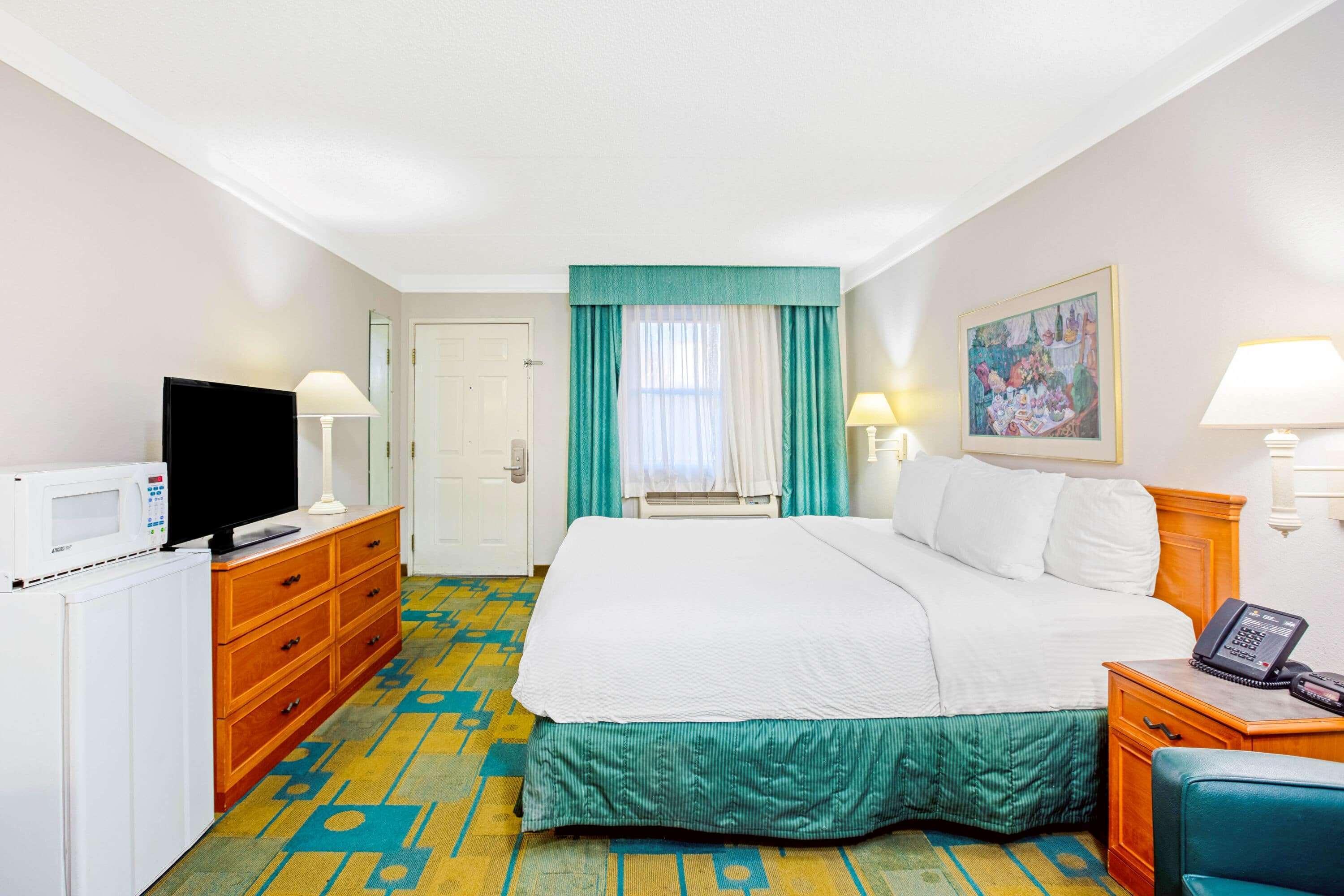 King Room with Roll-In Shower - Mobility Access/Non-Smoking
