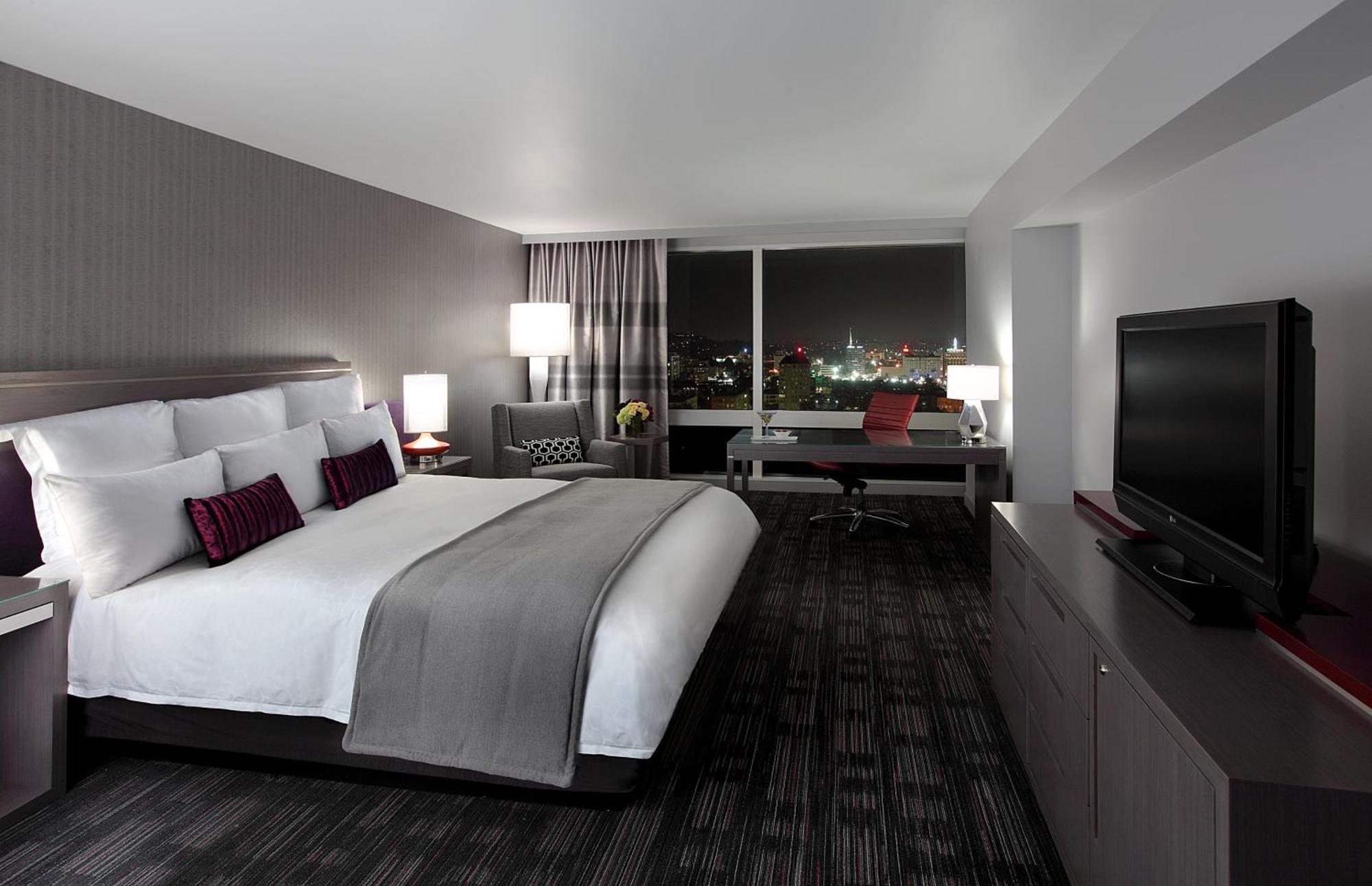 Habitación con cama extragrande y vistas a la ciudad