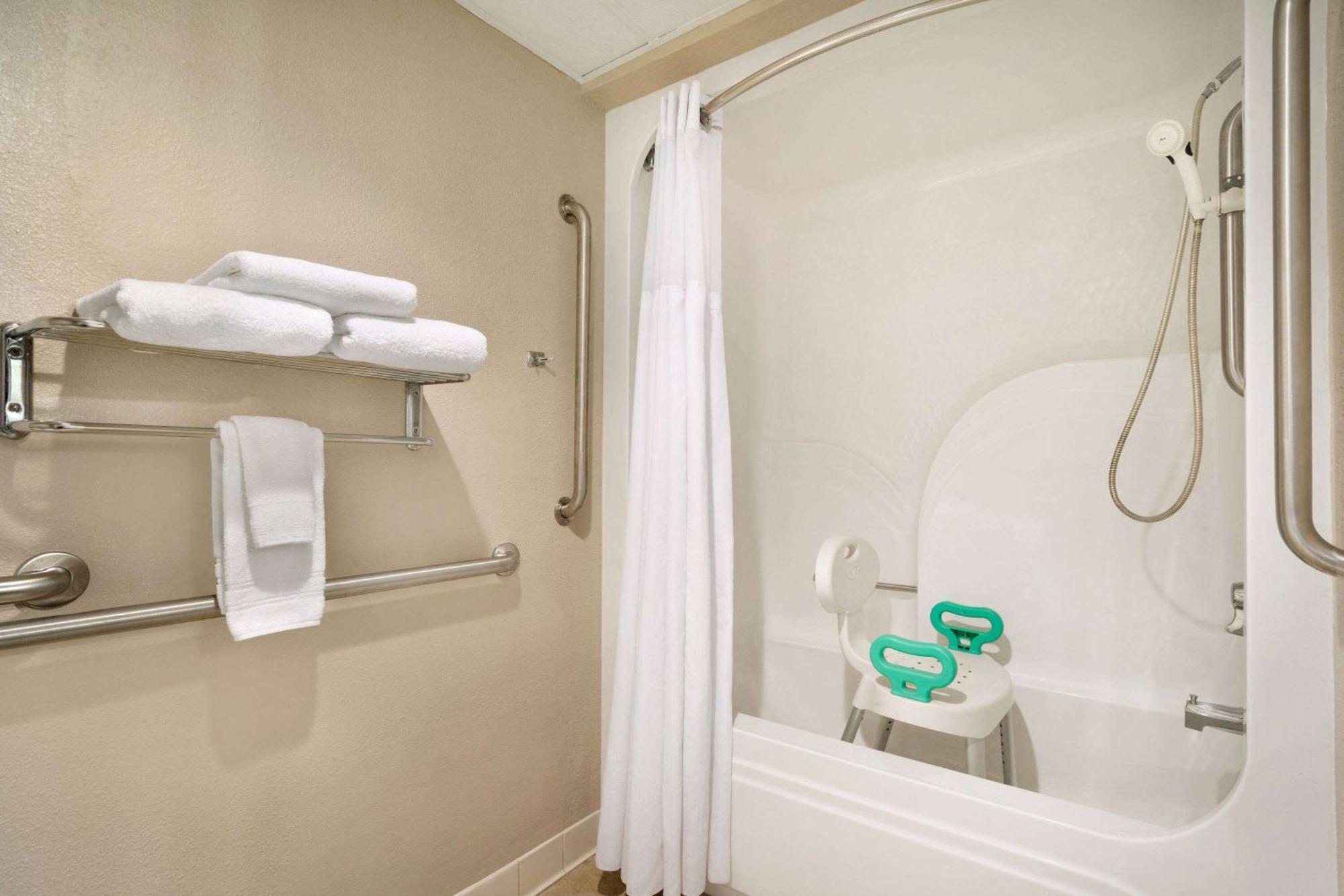 Queen Room - Mobility Access/Non-Smoking