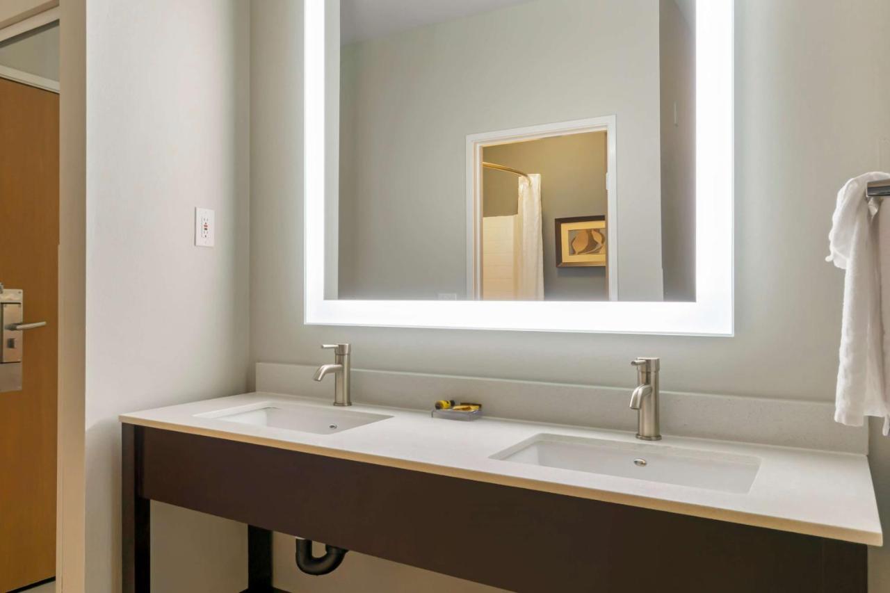 King Room with Roll-In Shower - Mobility Access,1325504041:JPEG