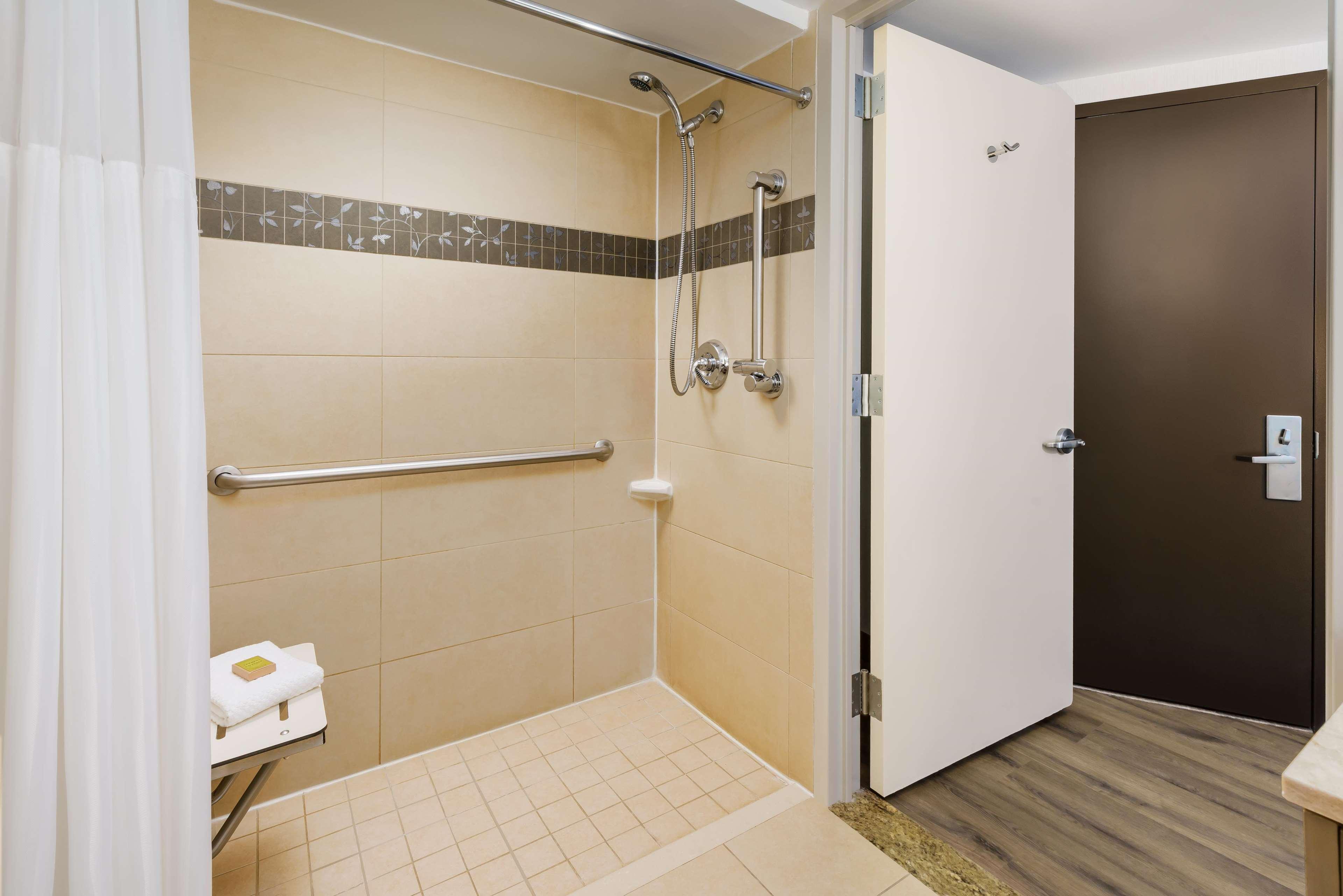 Chambre Lit Queen-Size avec Douche Accessible en Fauteuil Roulant - Adaptée aux Personnes à Mobilité Réduite/Non-Fumeurs