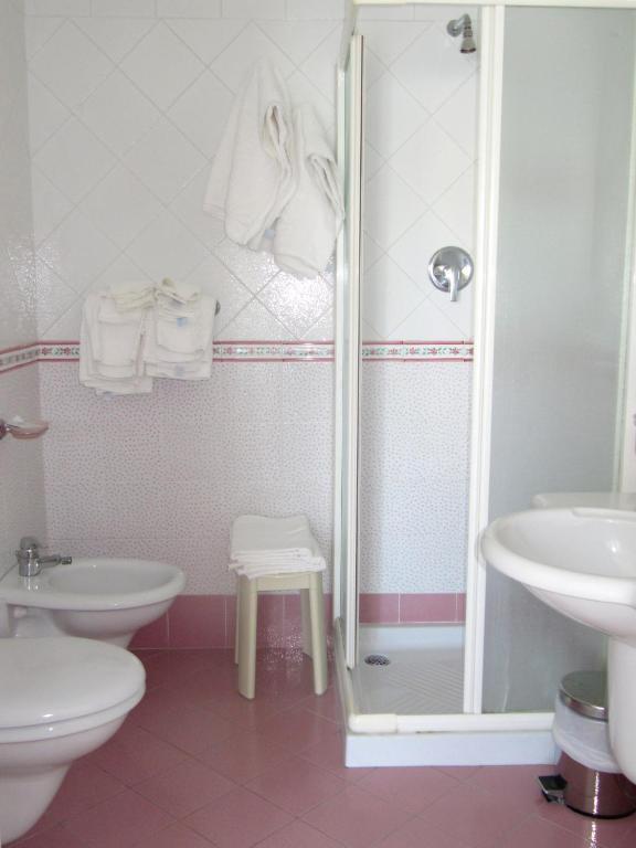 Doppel-/Zweibettzimmer mit Balkon