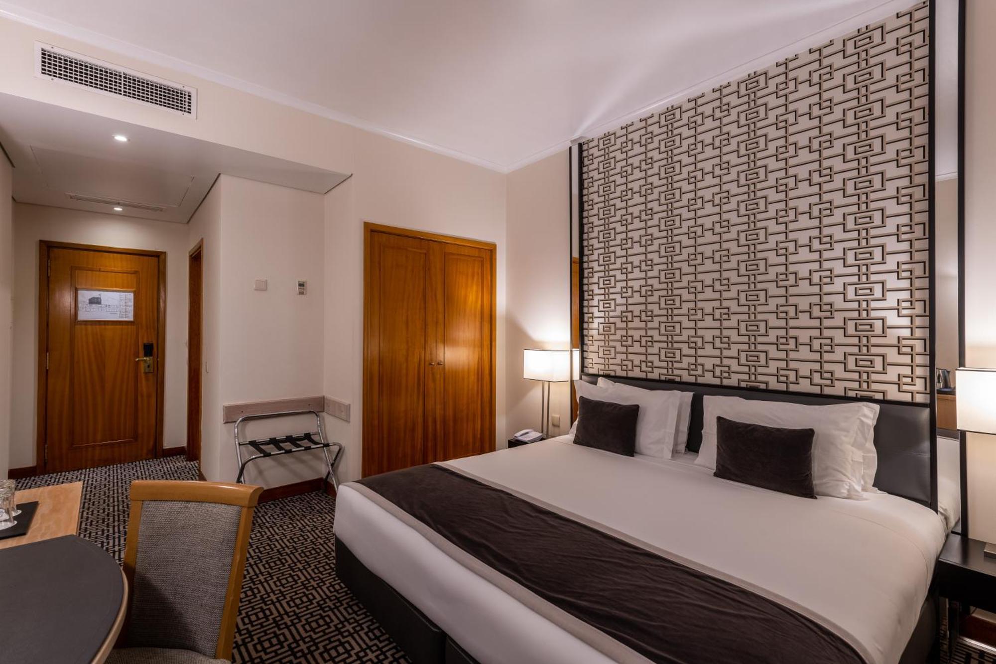 Superior Double or Twin Room with City View,1433221939:JPEG