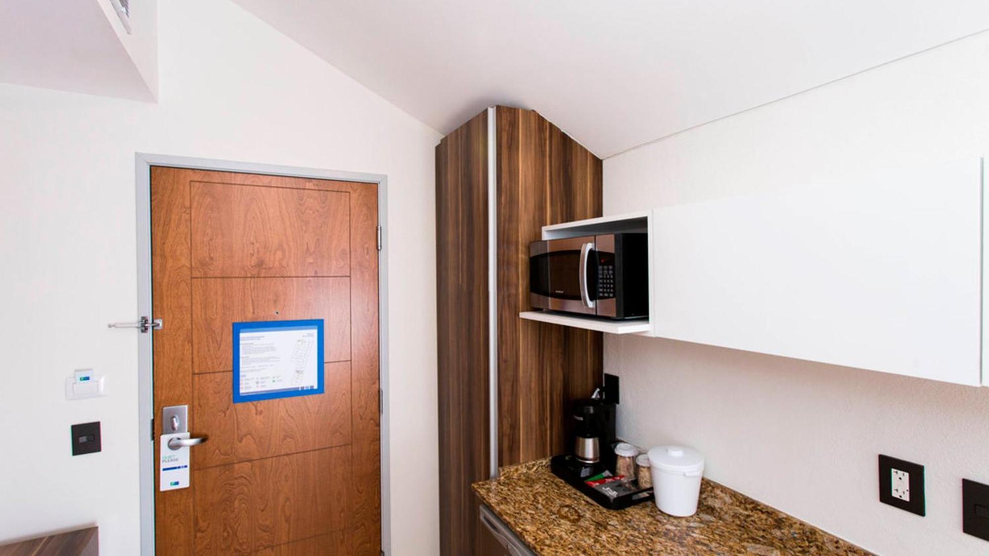 Suite con cama extragrande, balcón y vistas a la ciudad