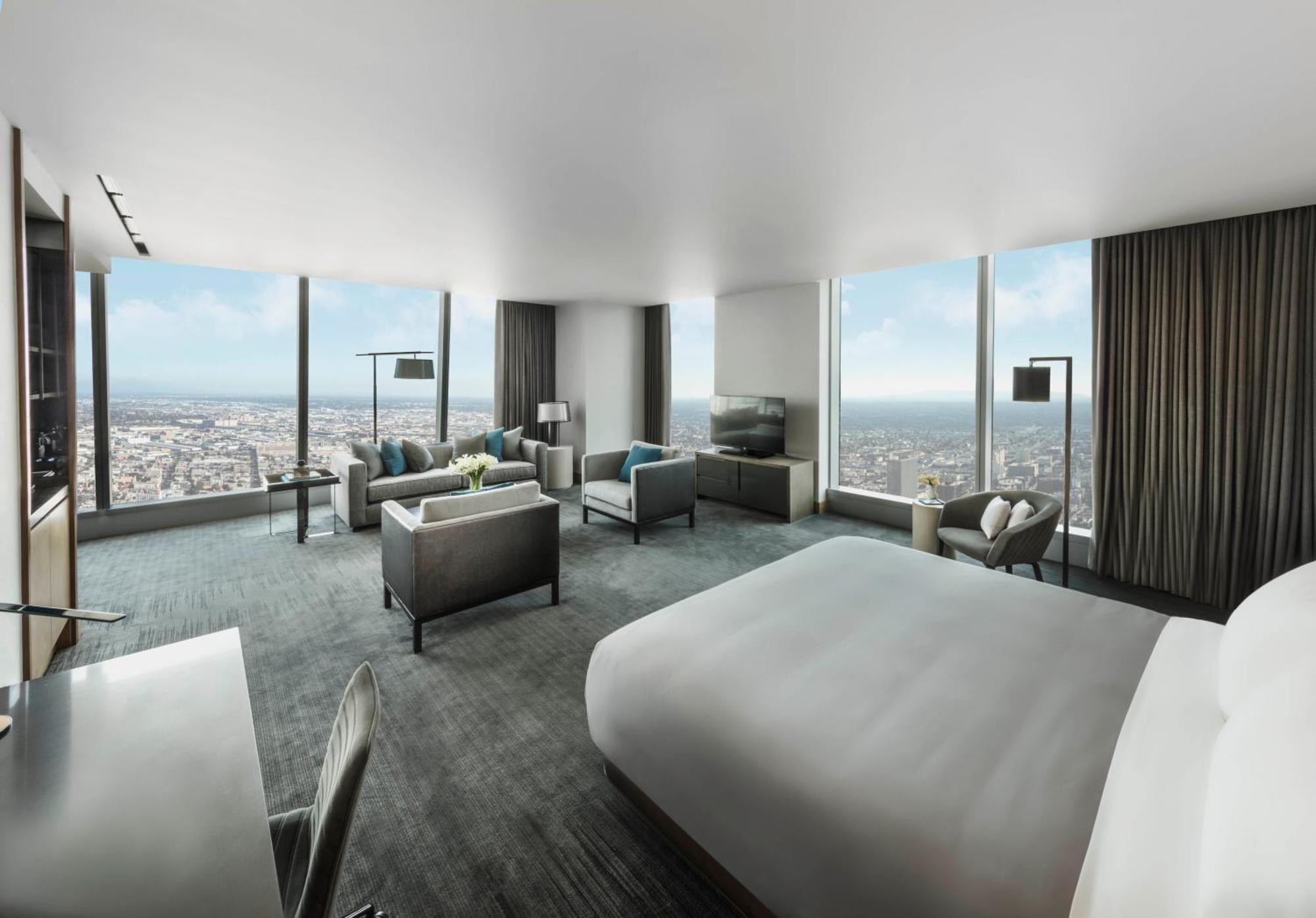 Suite met Kingsize Bed en Uitzicht op de Stad