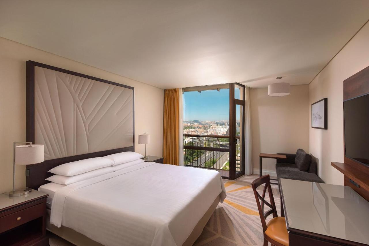 Executive King Club lounge access Guest room 1 King High floor Balcony,1648892356:JPEG