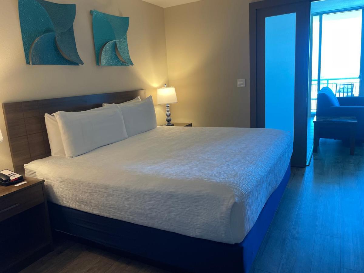 One Bedroom Deluxe Suite, Partial Ocean View