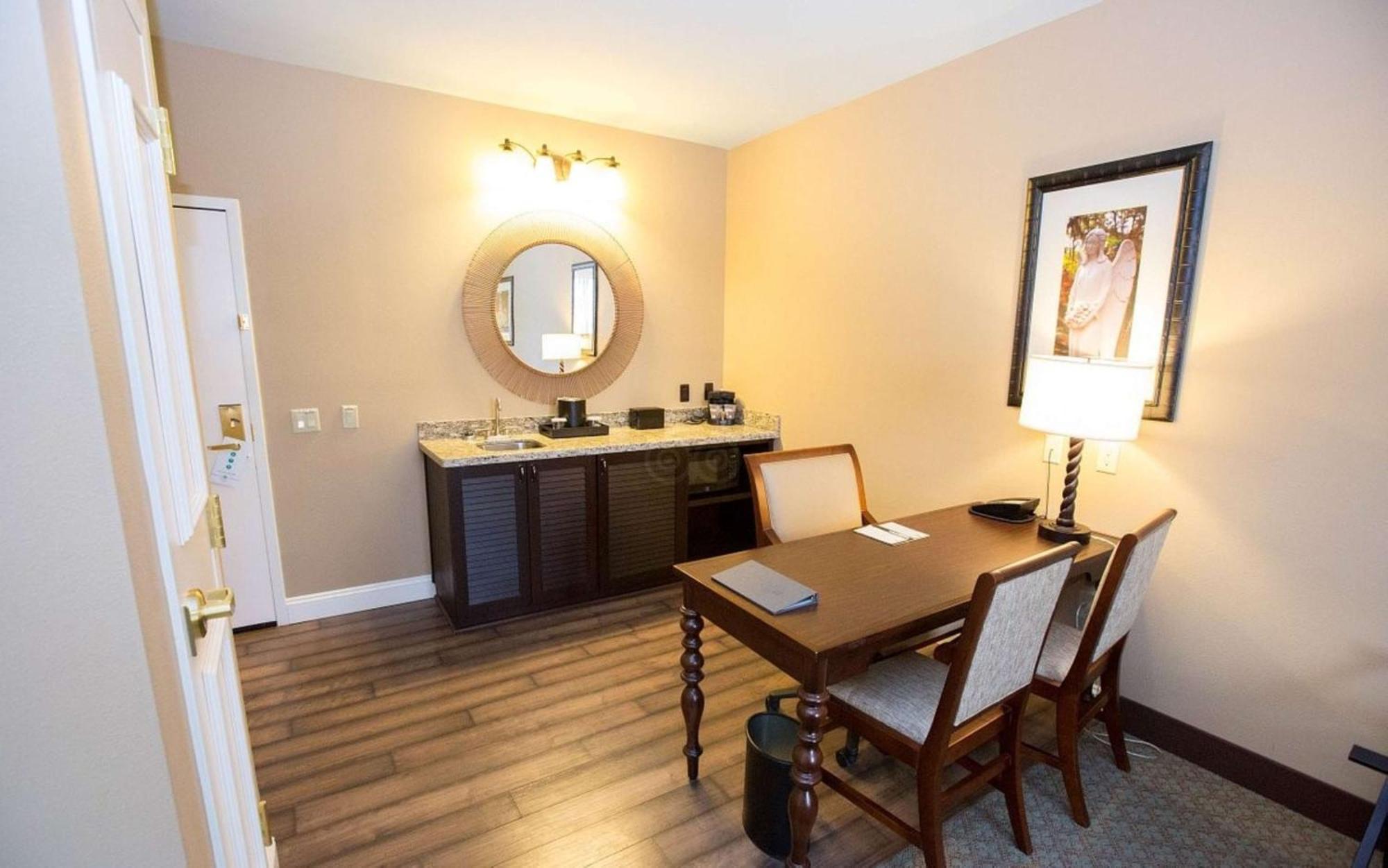 King Suite - Non-Smoking,1499848255:JPEG