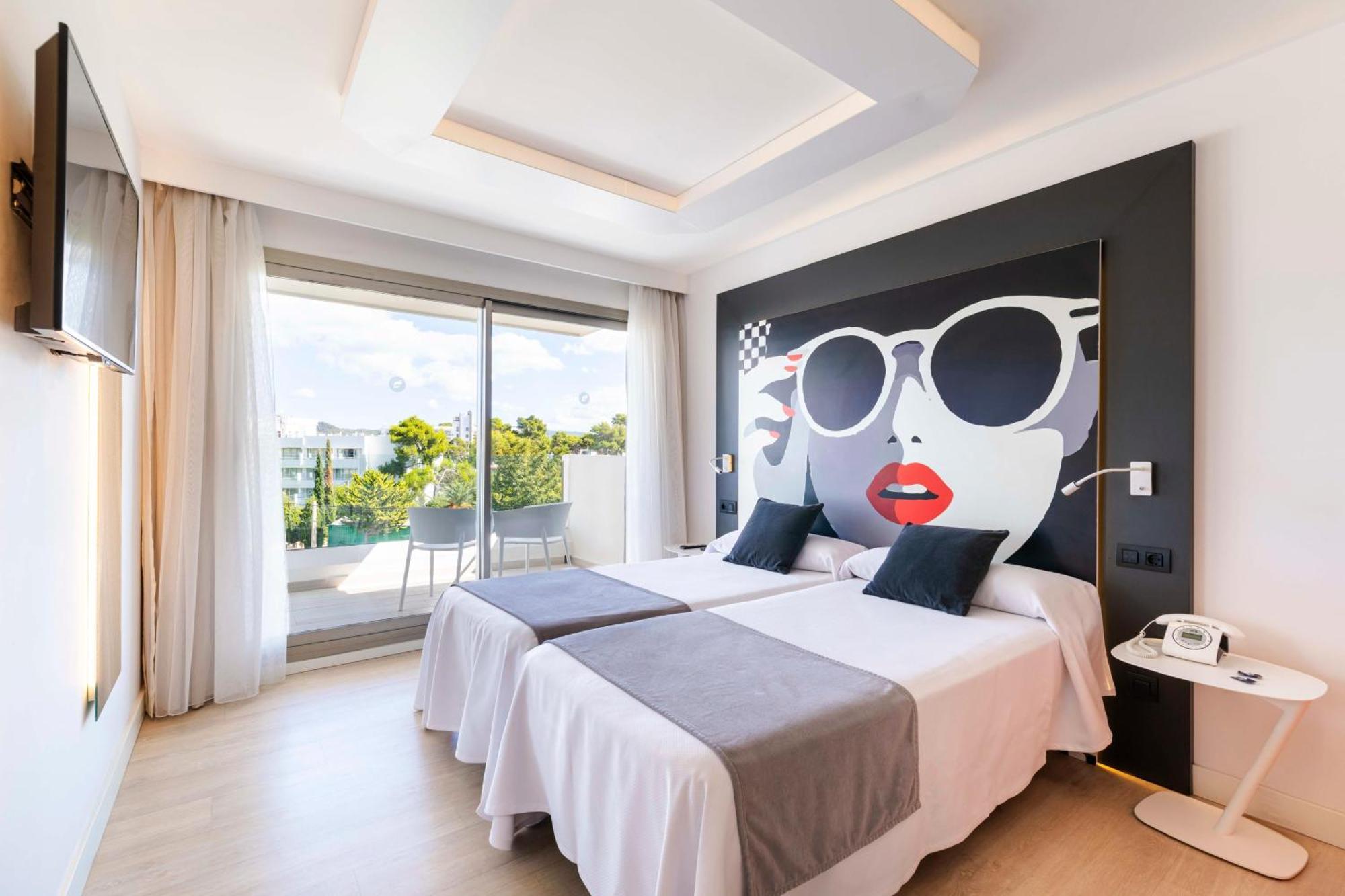 Superior Doppel-/Zweibettzimmer mit Poolblick