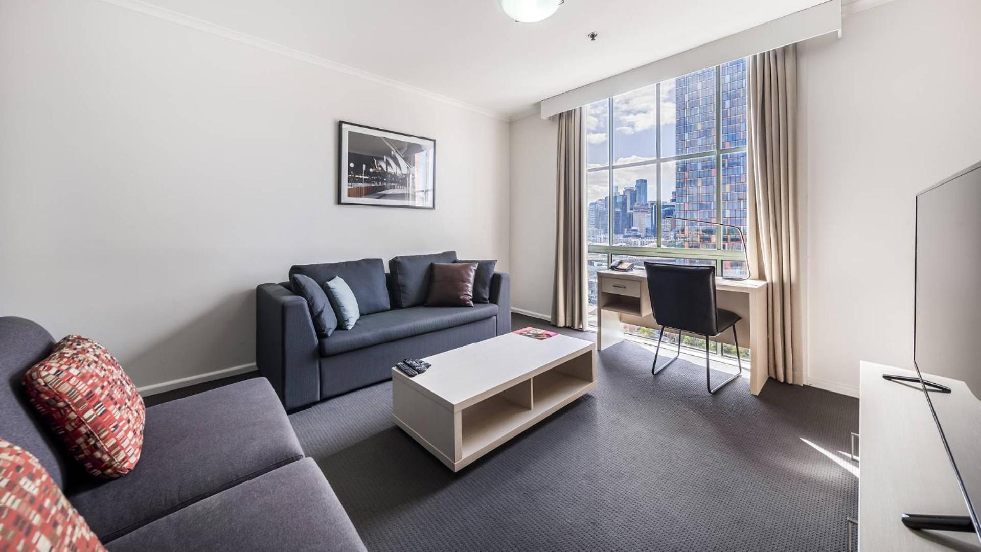 Two-Bedroom Two-Bathroom Apartment with City Skyline View,1530796576:JPEG