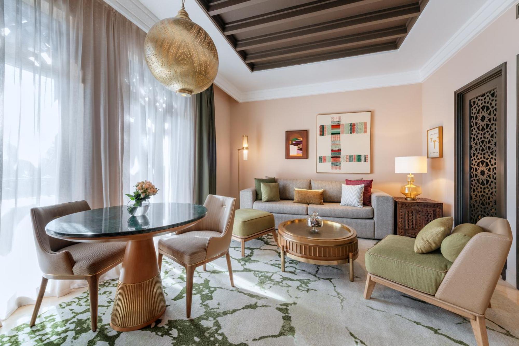 Suite con cama extragrande, vistas al jardín y terraza