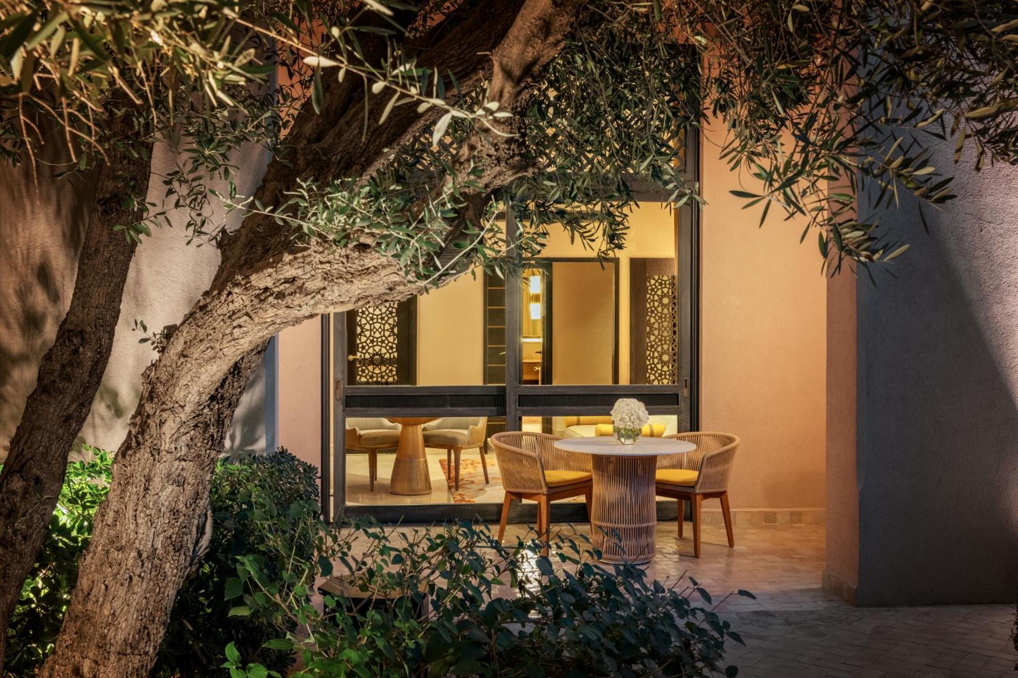 Habitación con cama extragrande, jardín y patio
