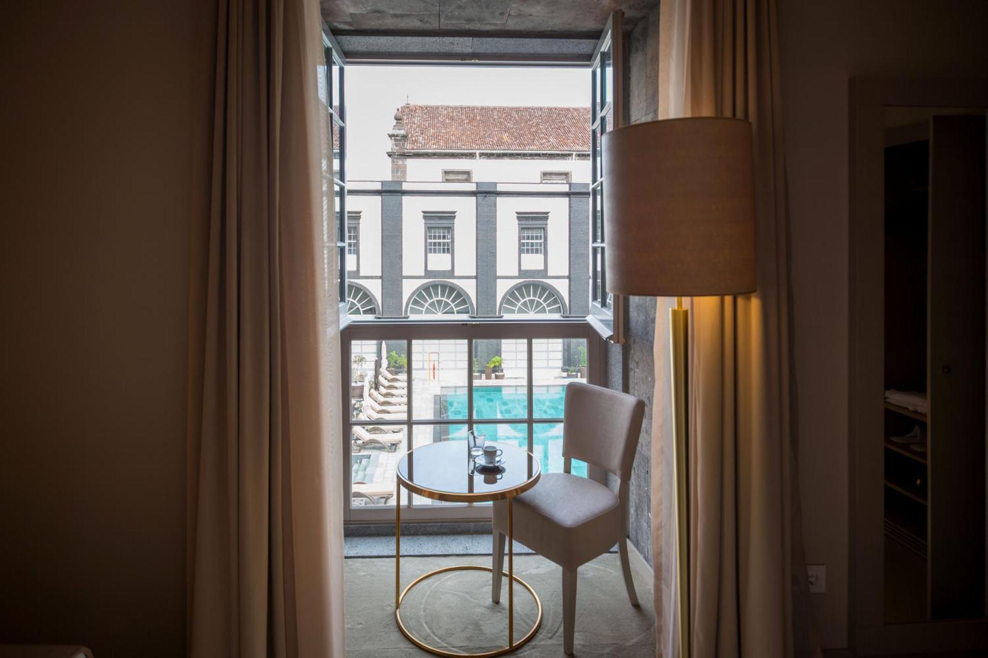 Quarto Deluxe (2 Adultos + 1 Criança)