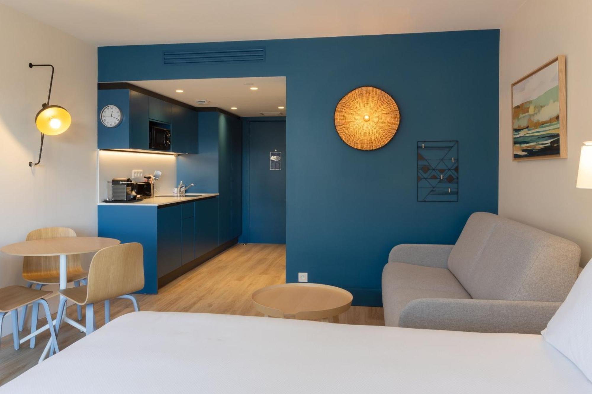 Studio Queen Suite with Balcony and Sofa Bed,1539170842:JPEG