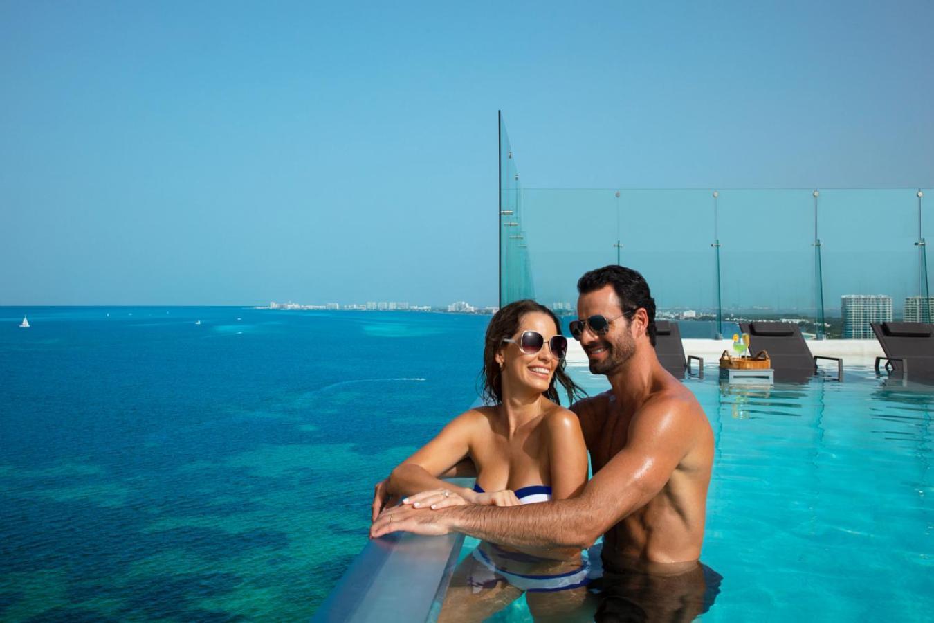 Suite Luna de Miel Club Preferred con cama extragrande y vistas al mar