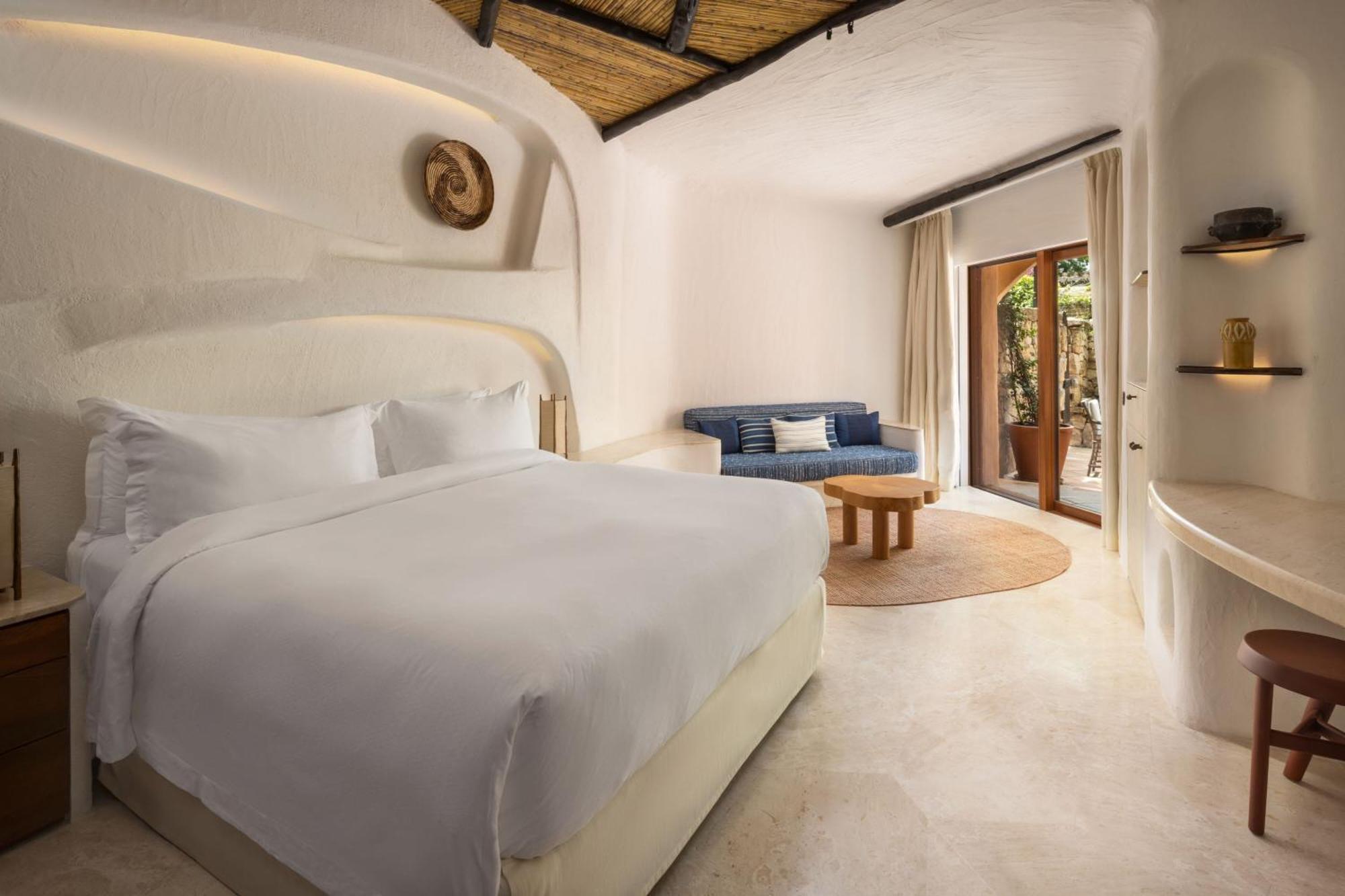Contemporary Deluxe Suite, king bed, Inner View, terrace