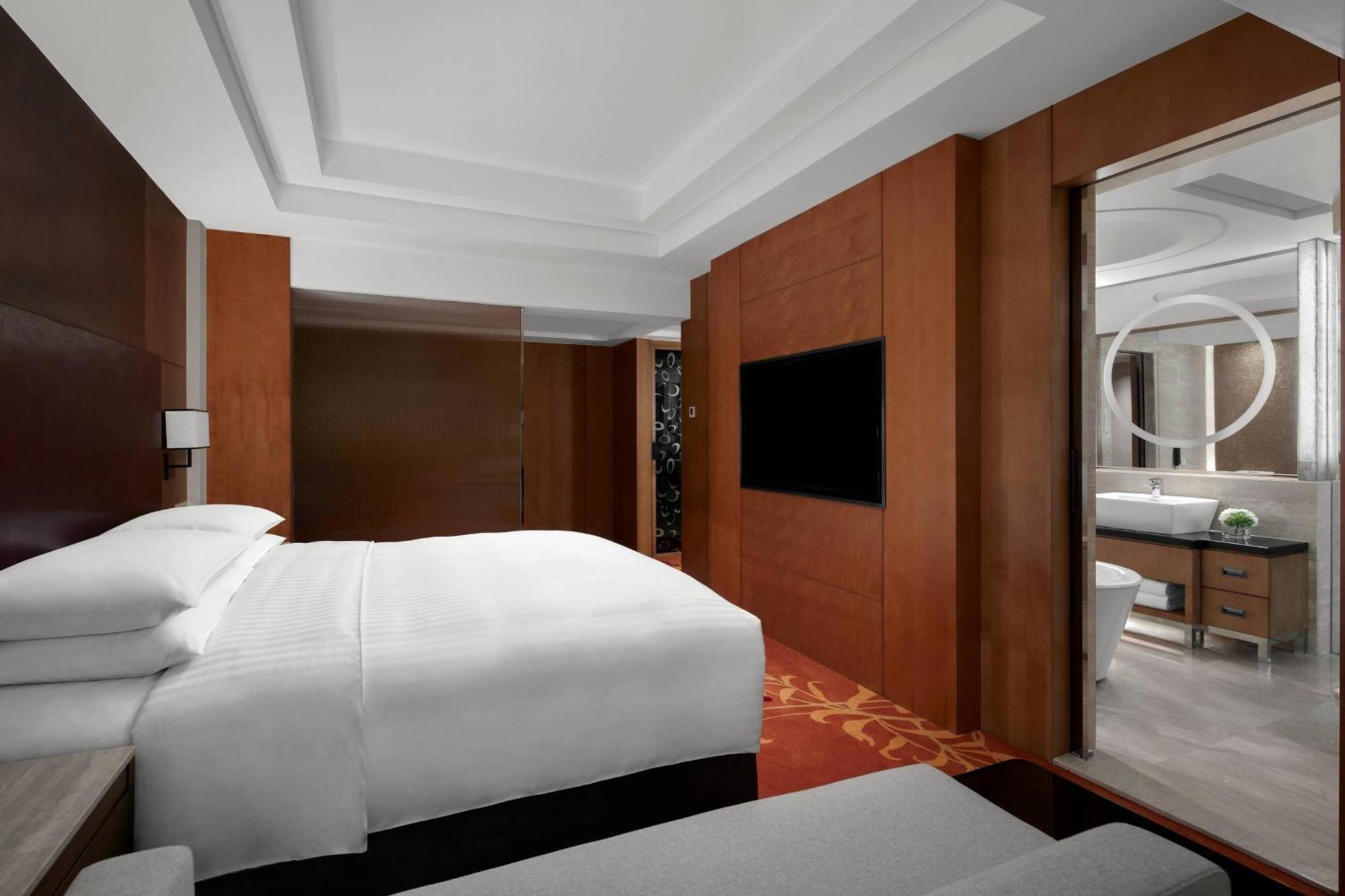 1 Bedroom Larger Suit Room
