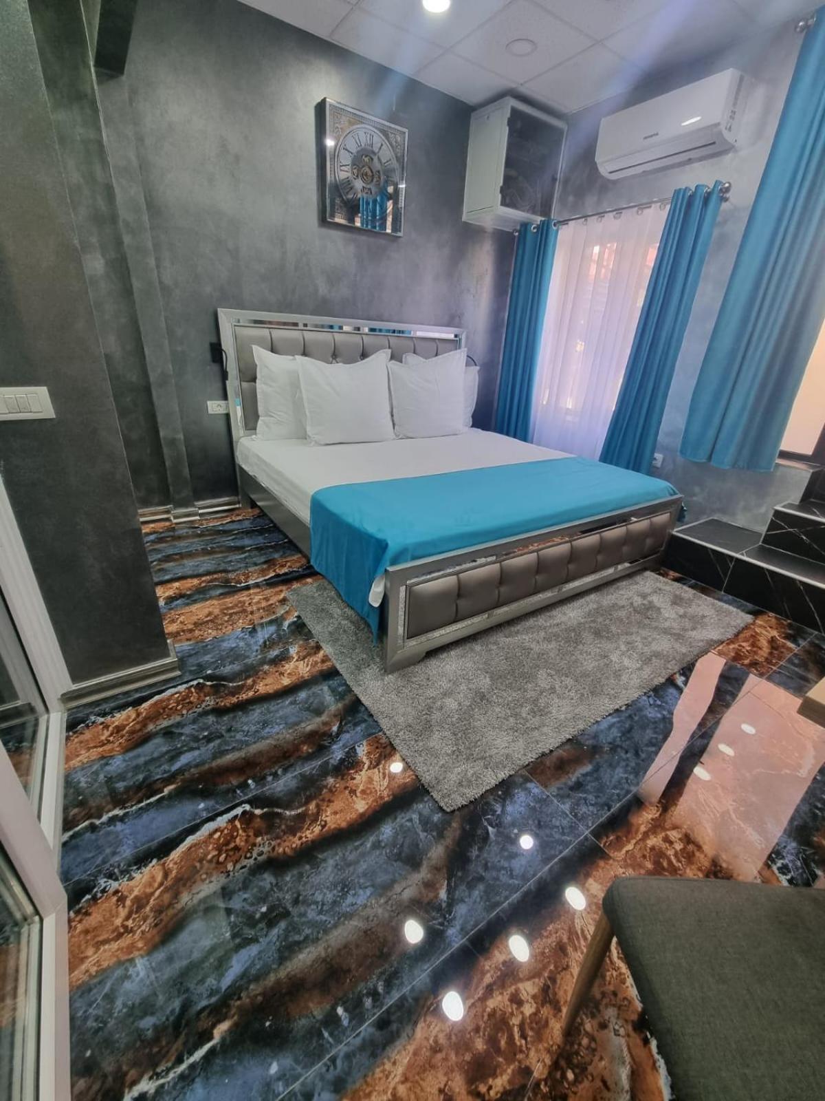 Room 14 The poet's room with bathtub and kitchenette, 1 car parking space