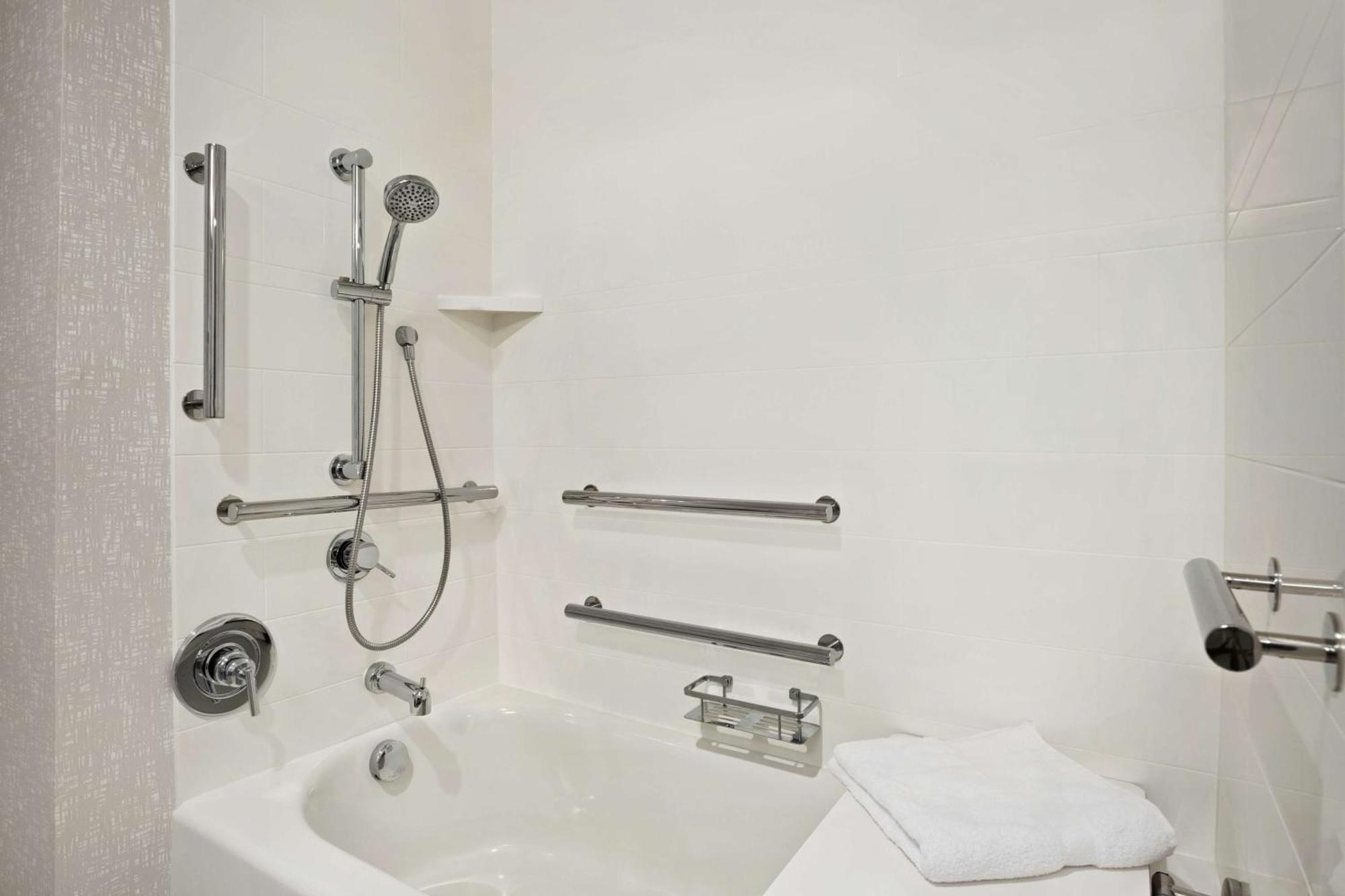 Queen Room Bath Tub Mobility Access or Non-Smoking,1546963081:JPEG