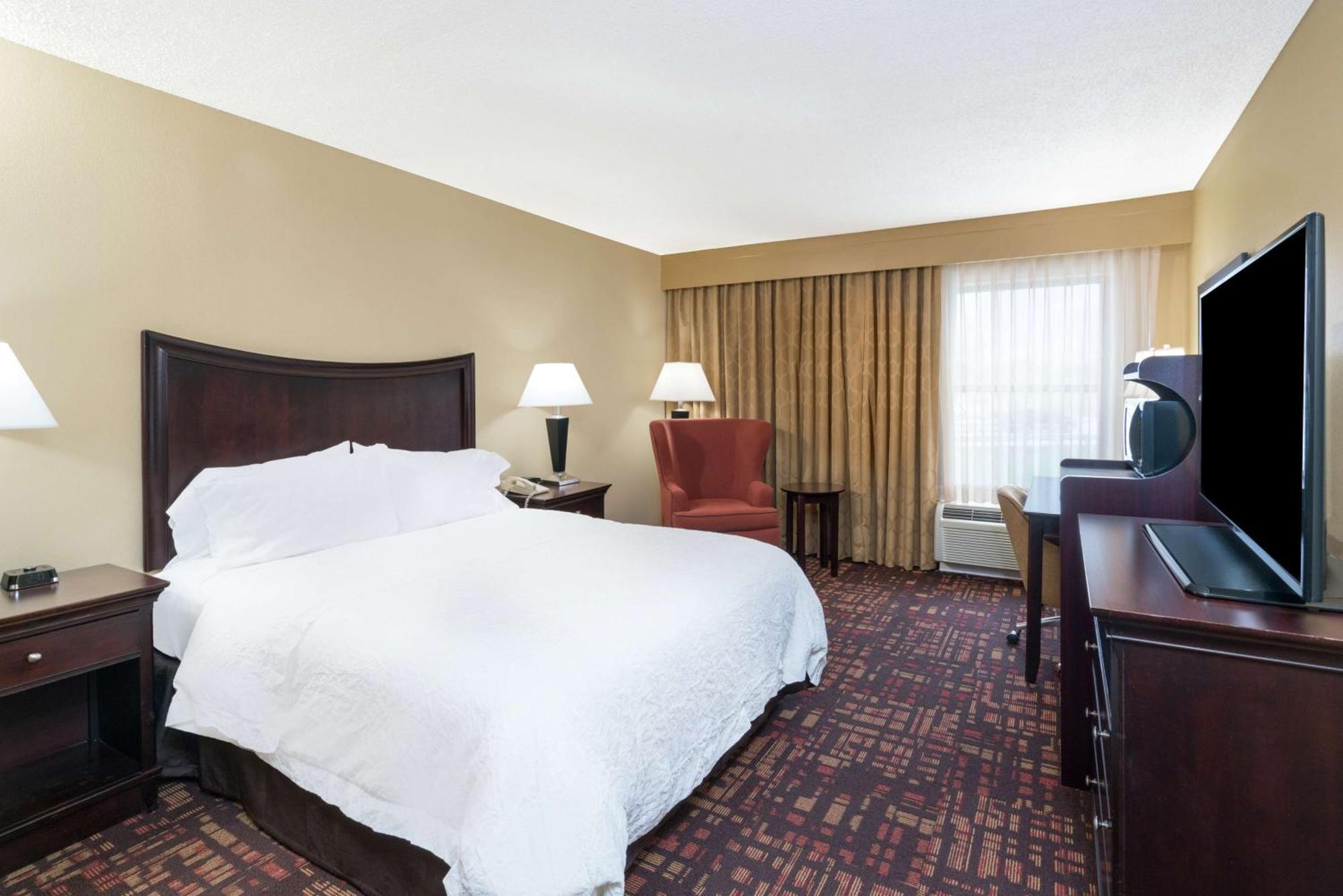Queen Room with Mobility Access/Non-Smoking