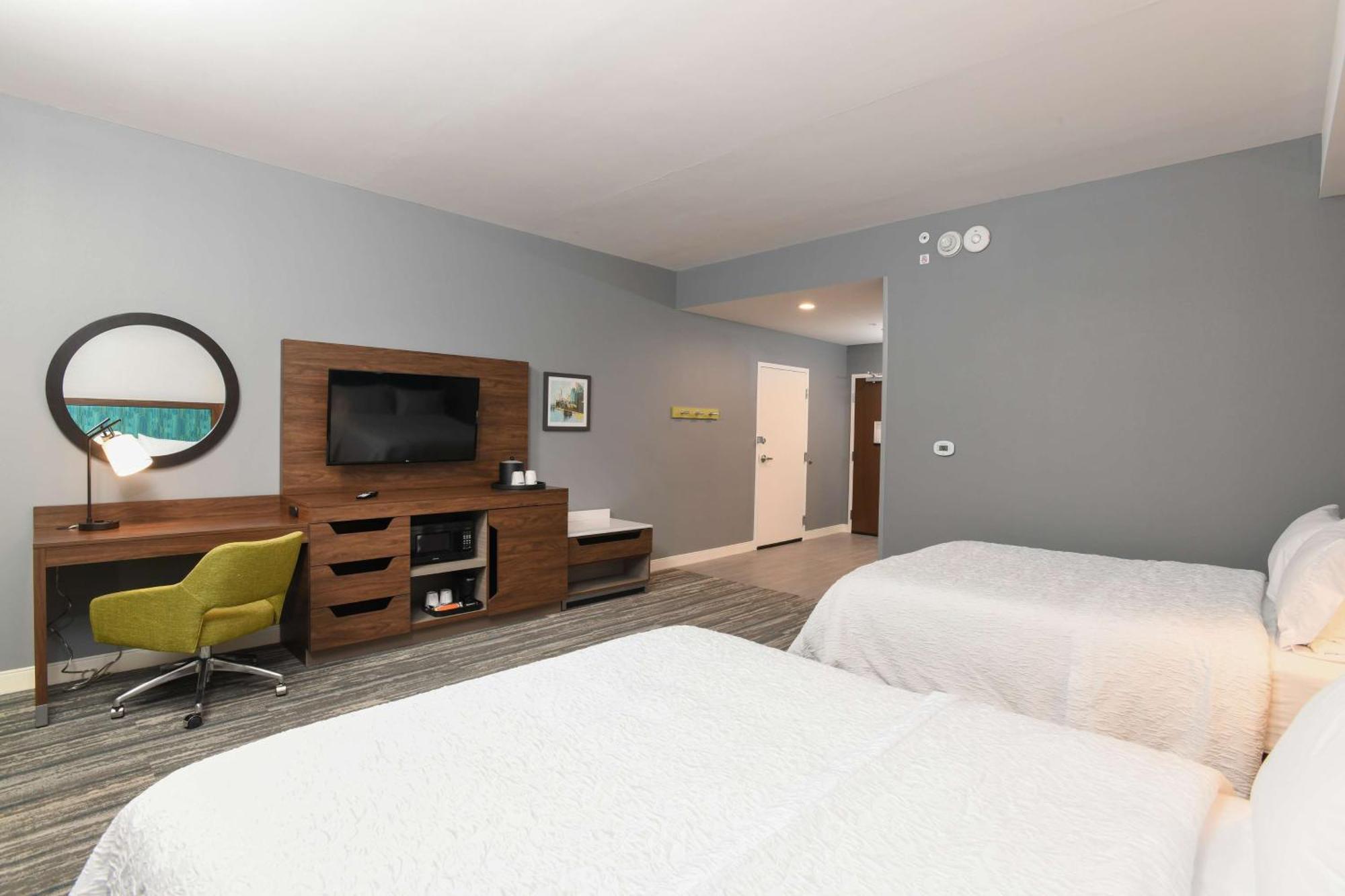 Queen Room with Bath Tub - Mobility Access/Non-Smoking