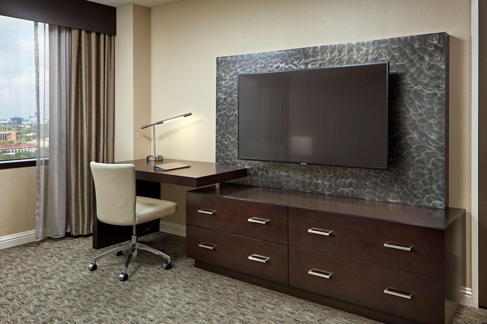 Quarto com Cama King-size e Banheira Acessível para Hóspedes com Mobilidade Reduzida
