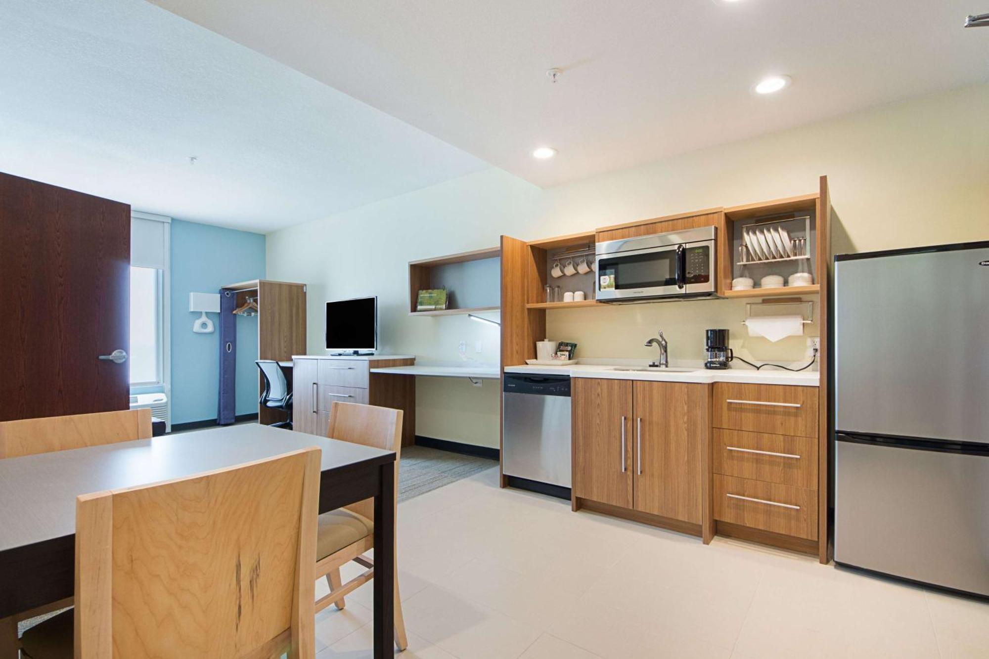 One-Bedroom King Suite - Non-Smoking,1557413887:JPEG