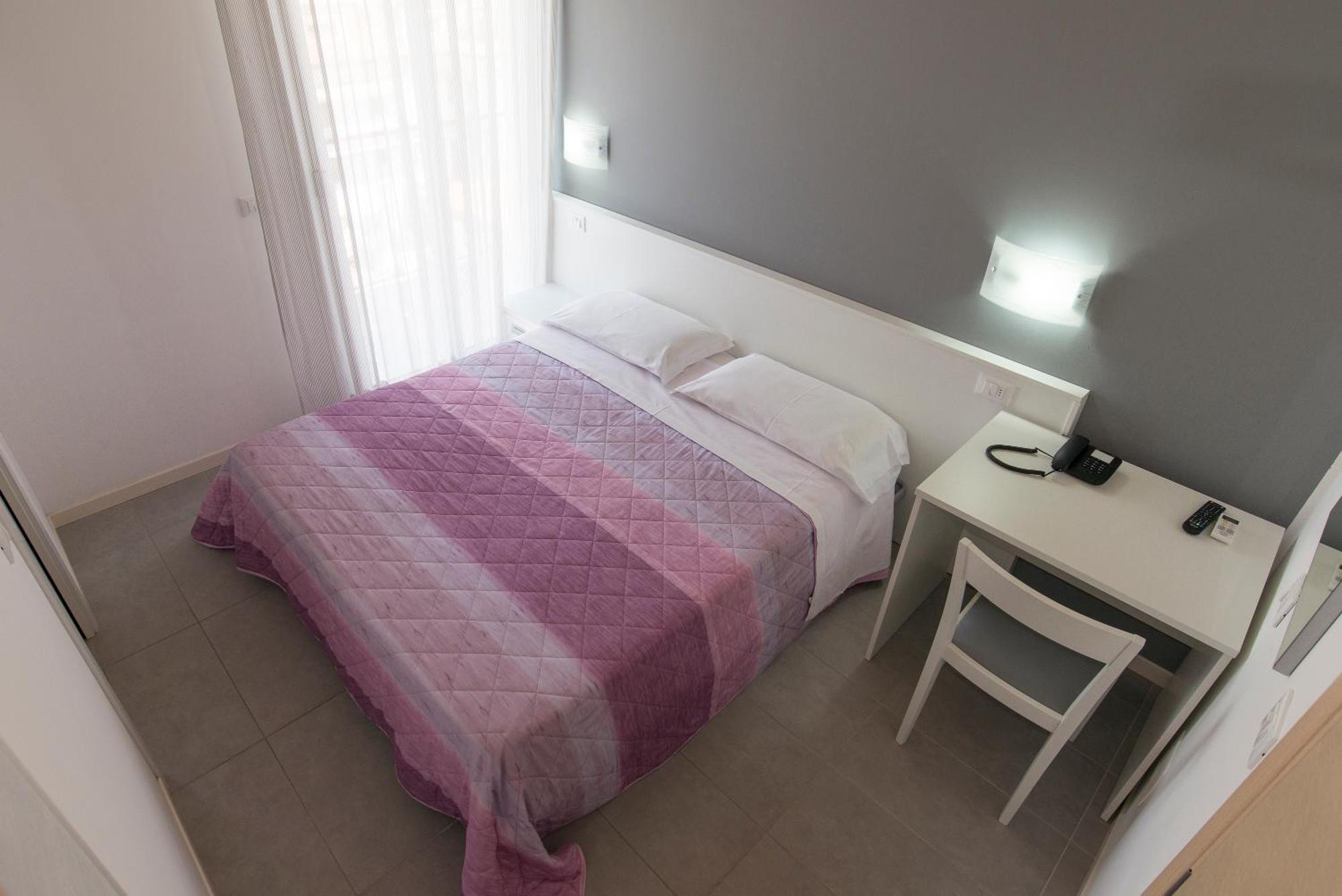 Großes Doppel-/Zweibettzimmer