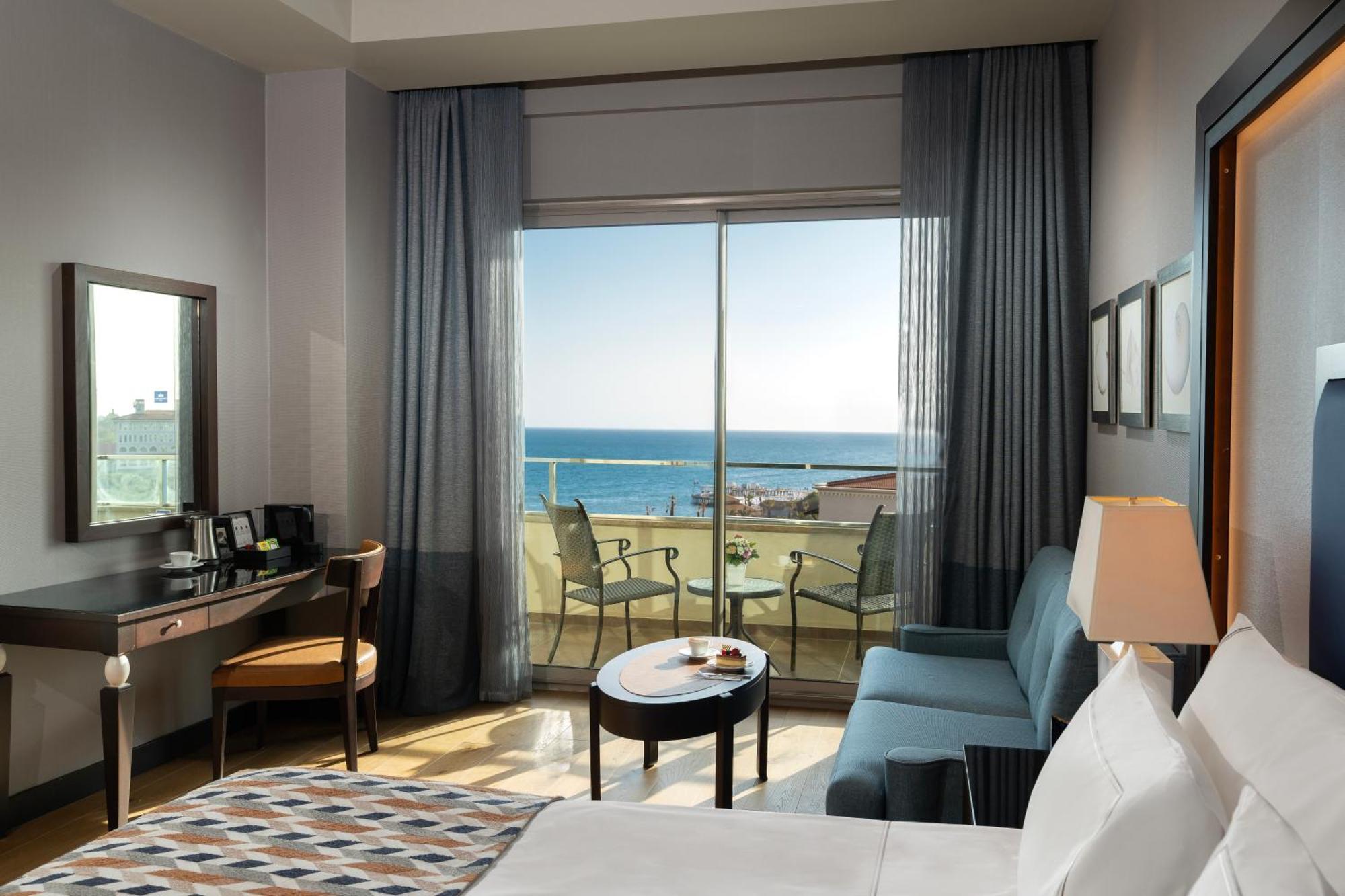 Chambre Double ou Lits Jumeaux Supérieure avec Vue Latérale sur la Mer